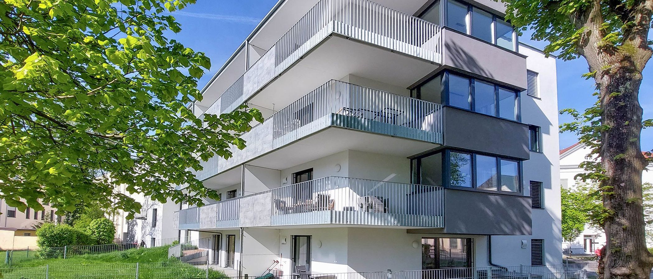 Wohnhausanlage mit Balkonen im Grünen